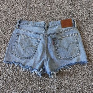 LEVI’S Distressed Denim Short